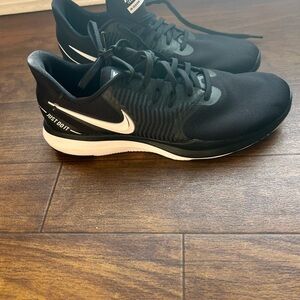 Nike Women Black and White Athletic Shoes